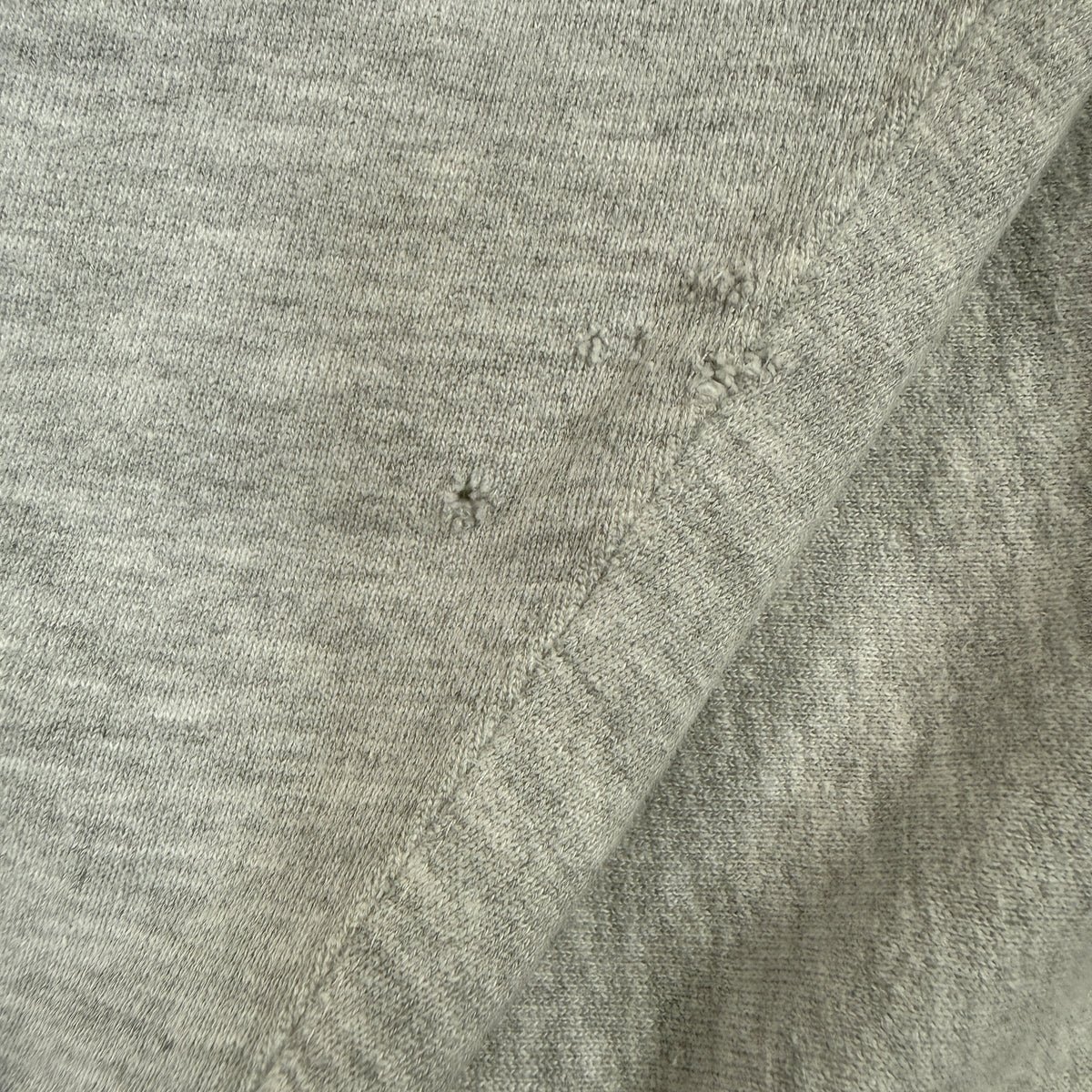90's Champion リバースウィーブ スクリプトロゴ刺繍 ネイビー ラインリブ グレー スウェット XXL 縫い目近くの小さな穴と擦れ