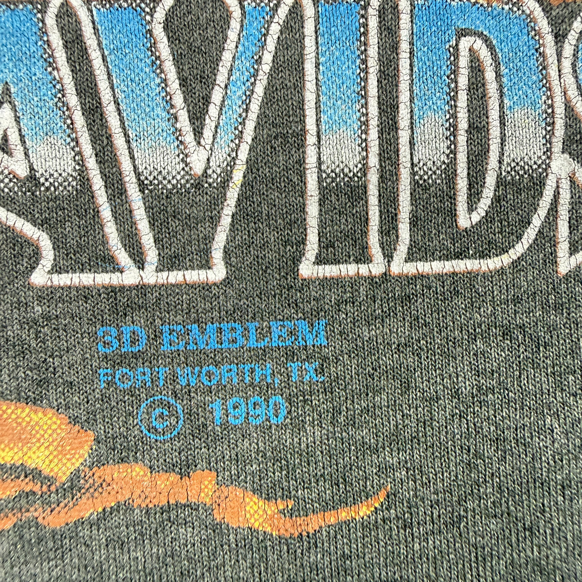 90's Harley-Davidson 3D Emblem 雷イーグル ダークグレー Tシャツ XL プリント下部の表記超寄り 3D EMBLEM FORT WORTH, TX ©1990 プリントのひび割れ
