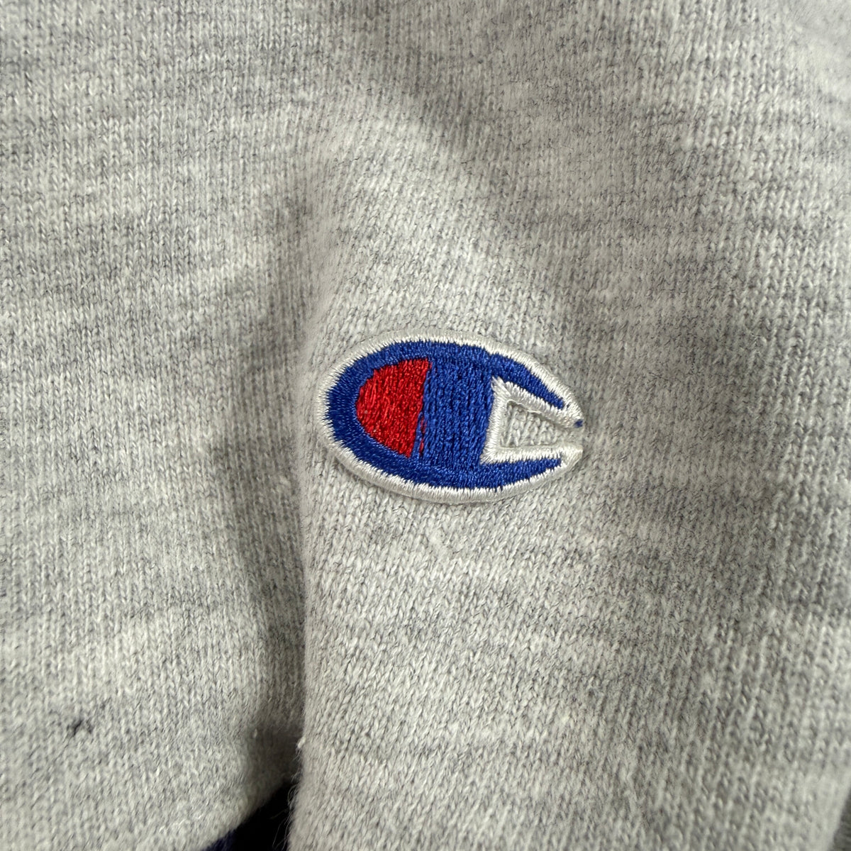 90's Champion リバースウィーブ スクリプトロゴ刺繍 ネイビー ラインリブ グレー スウェット XXL 左袖のCロゴ刺繍（寄り・近くに小さな黒い点）