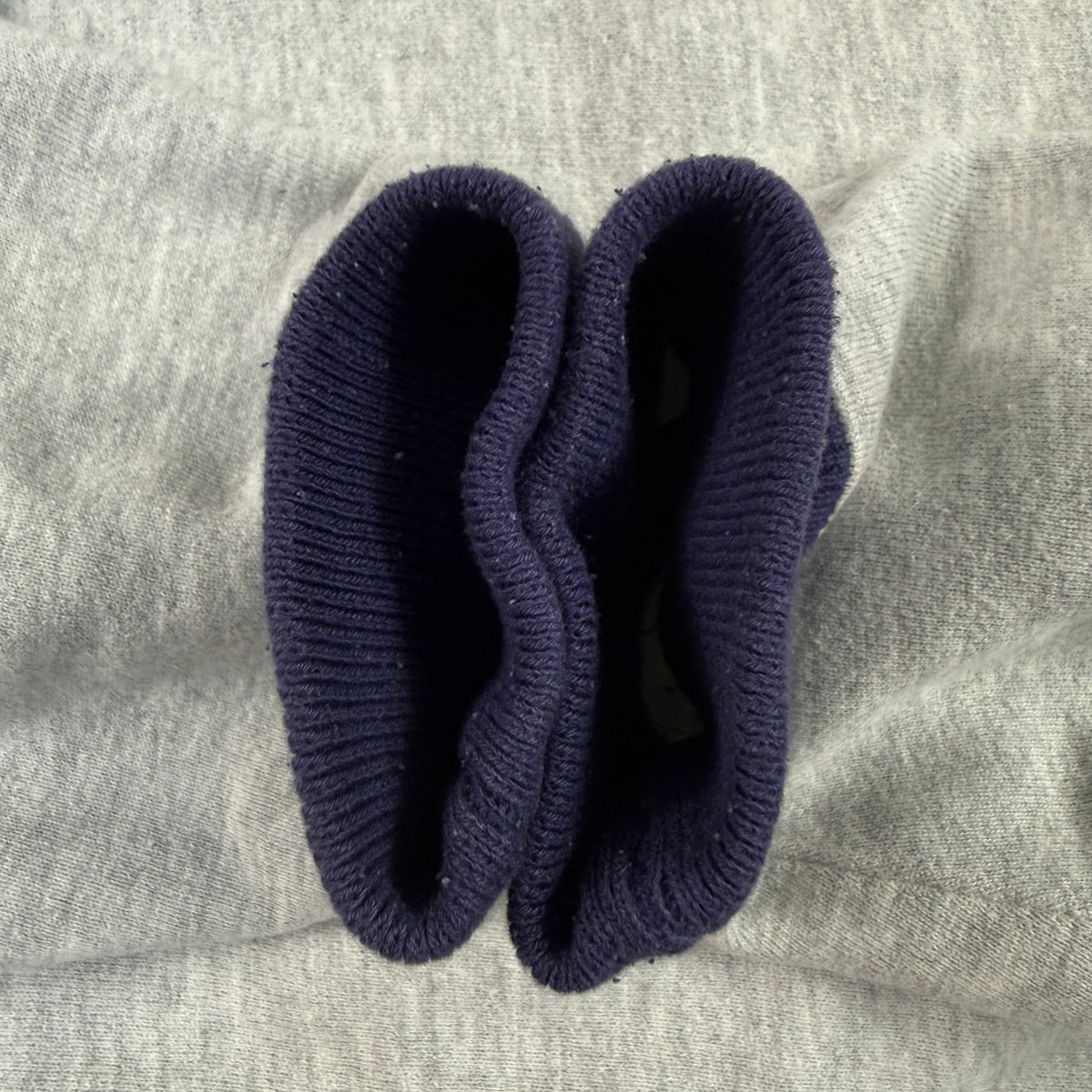 90's Champion リバースウィーブ スクリプトロゴ刺繍 ネイビー ラインリブ グレー スウェット XXL 袖口リブ内側の毛玉・糸くず