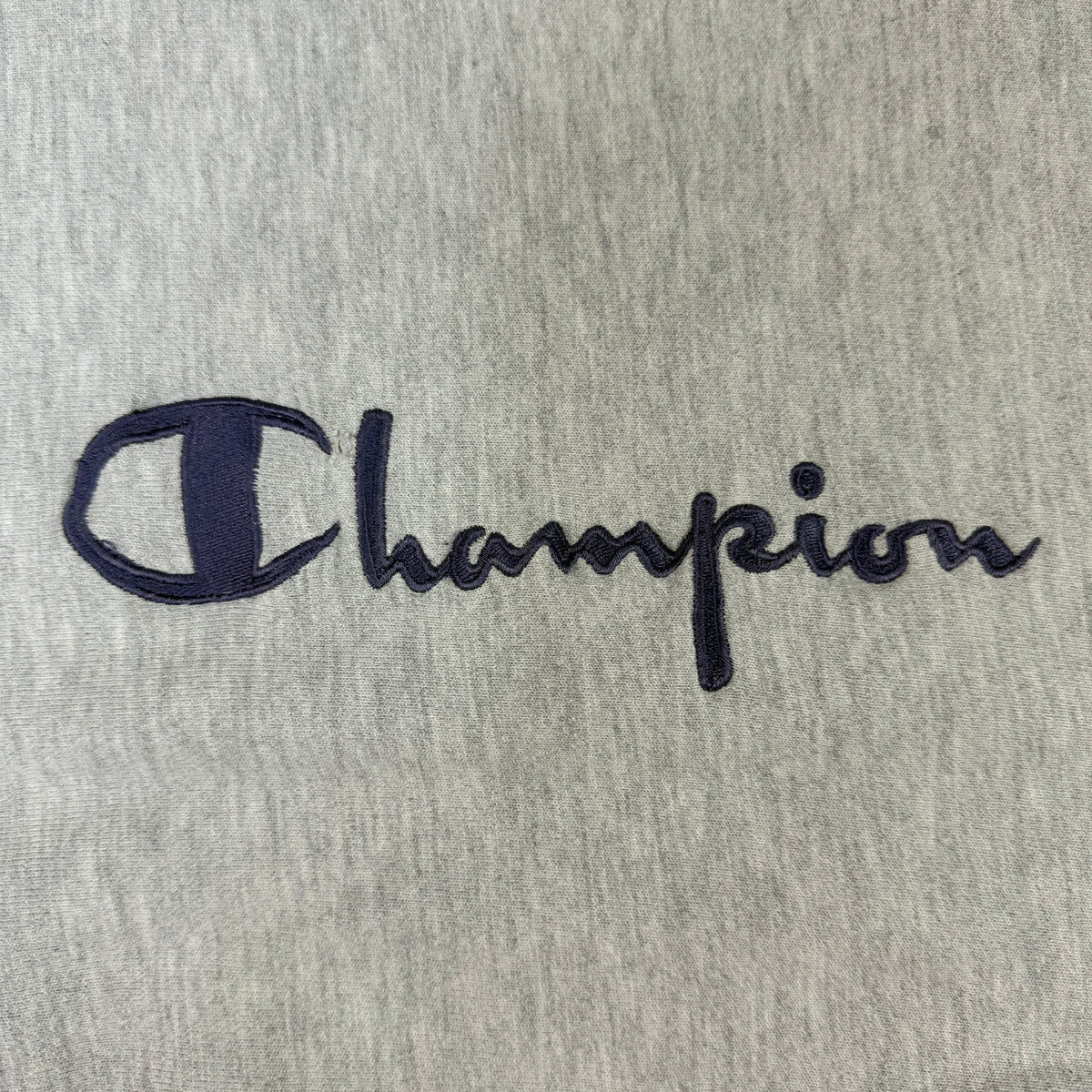 90's Champion リバースウィーブ スクリプトロゴ刺繍 ネイビー ラインリブ グレー スウェット M 胸のスクリプトロゴ刺繍（寄り）