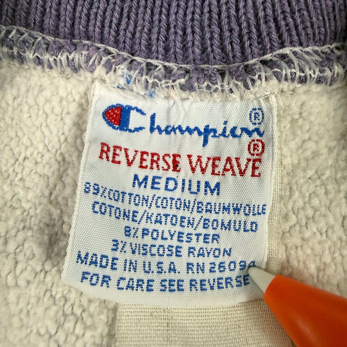 90's Champion リバースウィーブ スクリプトロゴ刺繍 ネイビー ラインリブ グレー スウェット M 首元の刺繍タグ（MEDIUM / MADE IN U.S.A.）