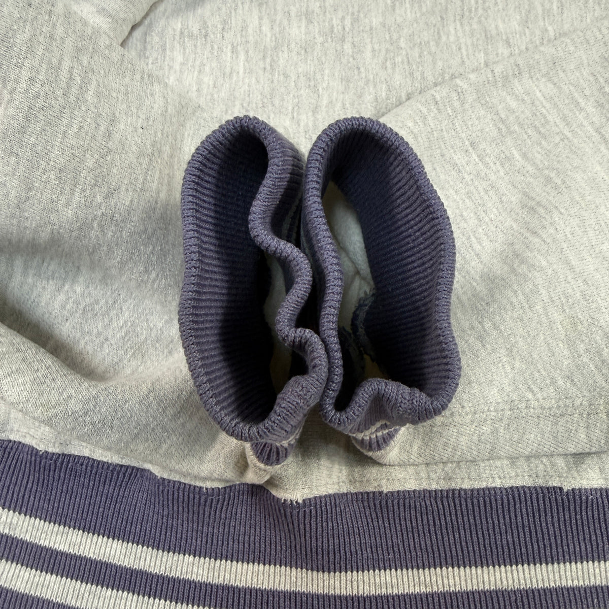 90's Champion リバースウィーブ スクリプトロゴ刺繍 ネイビー ラインリブ グレー スウェット M 袖口のラインリブ