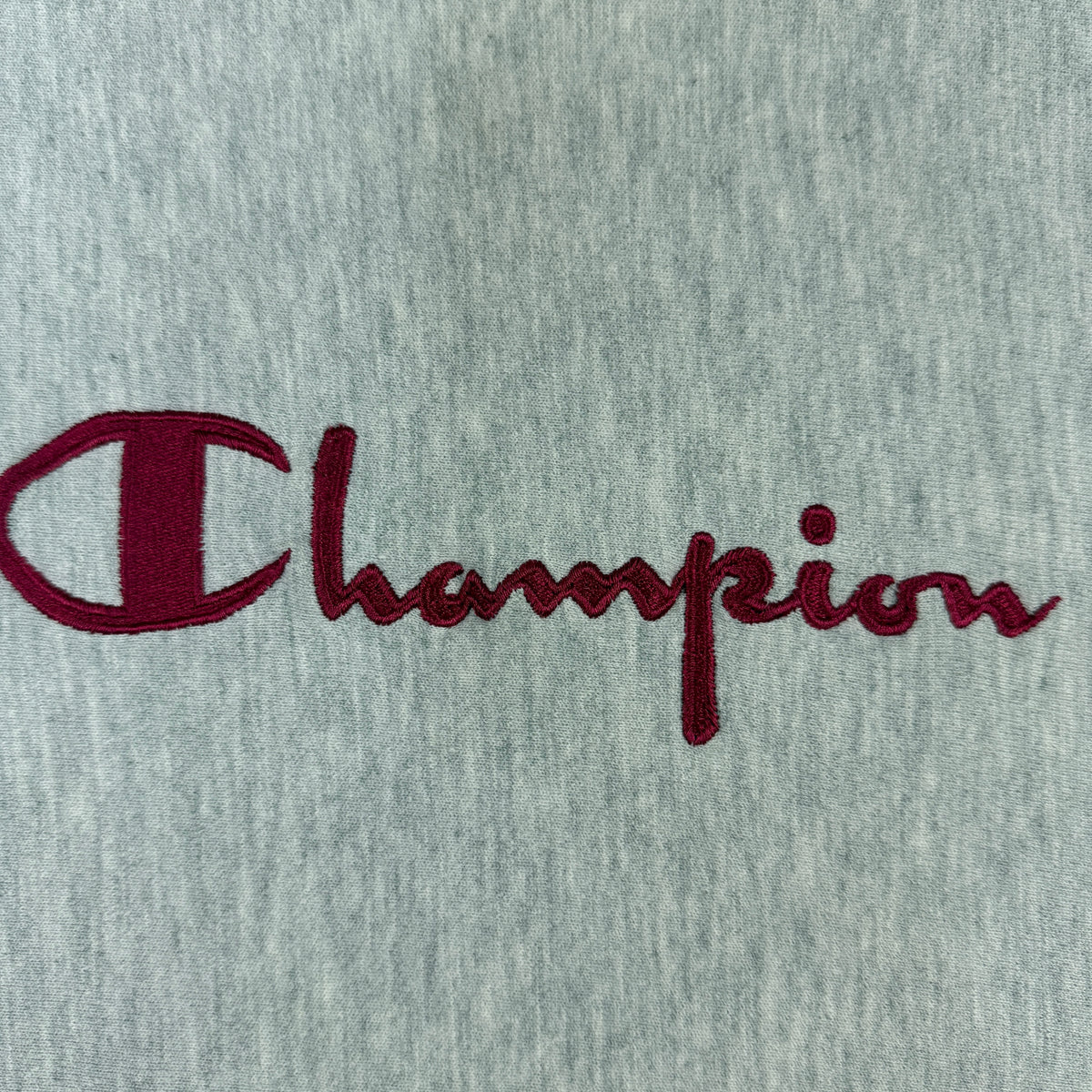 90's Champion リバースウィーブ スクリプトロゴ刺繍 エンジ ラインリブ グレー スウェット XL 胸のスクリプトロゴ刺繍（寄り）