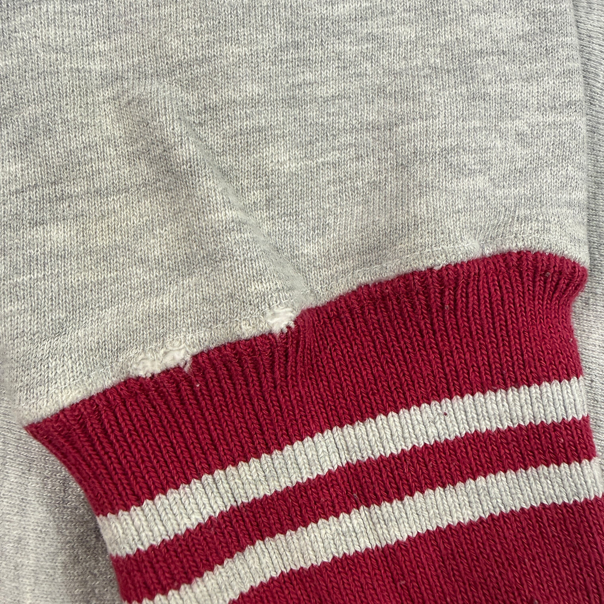 90's Champion リバースウィーブ スクリプトロゴ刺繍 エンジ ラインリブ グレー スウェット XL 袖口リブ付け根の小さな穴