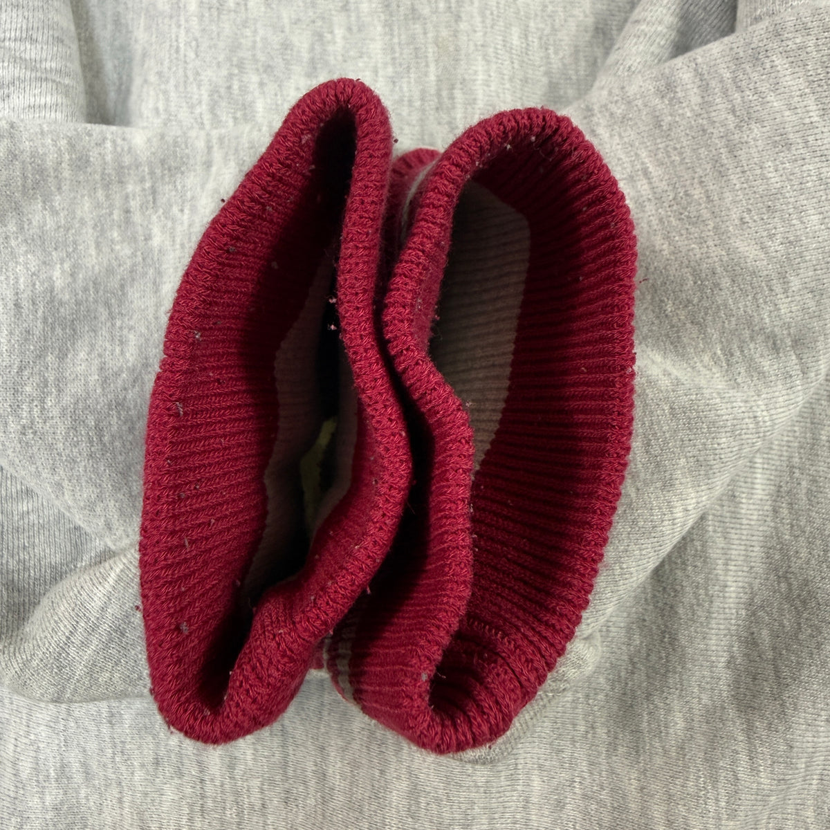 90's Champion リバースウィーブ スクリプトロゴ刺繍 エンジ ラインリブ グレー スウェット XL 袖口リブ内側の毛玉・糸くず