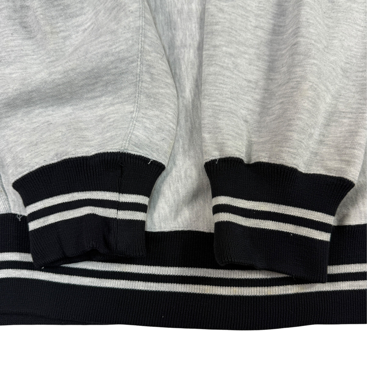 90's Champion リバースウィーブ スクリプトロゴ刺繍 ブラック ラインリブ グレー スウェット L 袖口と裾のラインリブ（寄り）