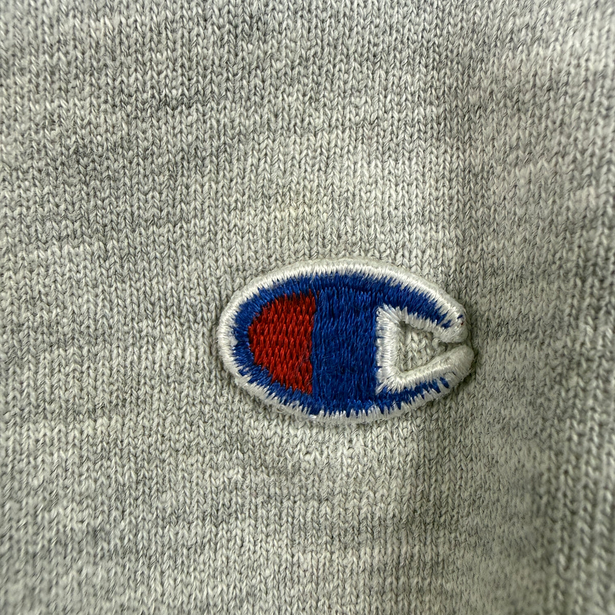 左袖の Champion Cロゴ刺繍