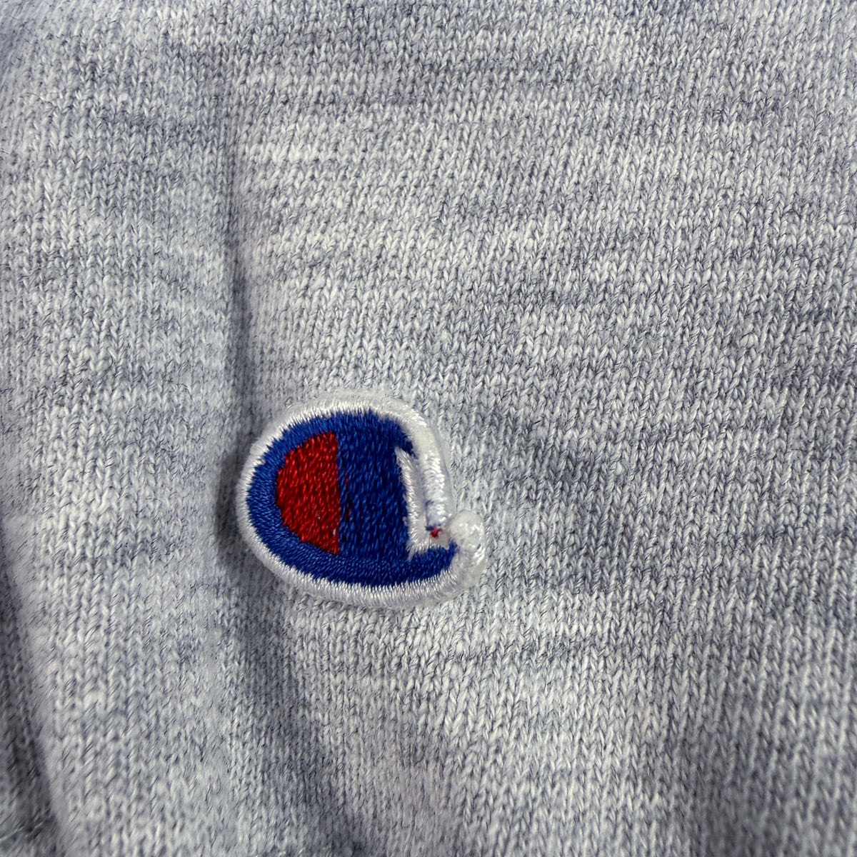 90's Champion リバースウィーブ HAMLINE UNIVERSITY 刺繍 グレー スウェット L 左袖のCロゴ刺繍（寄り）
