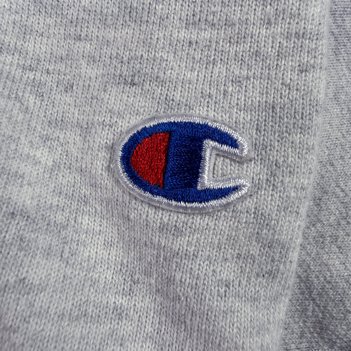 左袖の Cロゴ刺繍 寄り