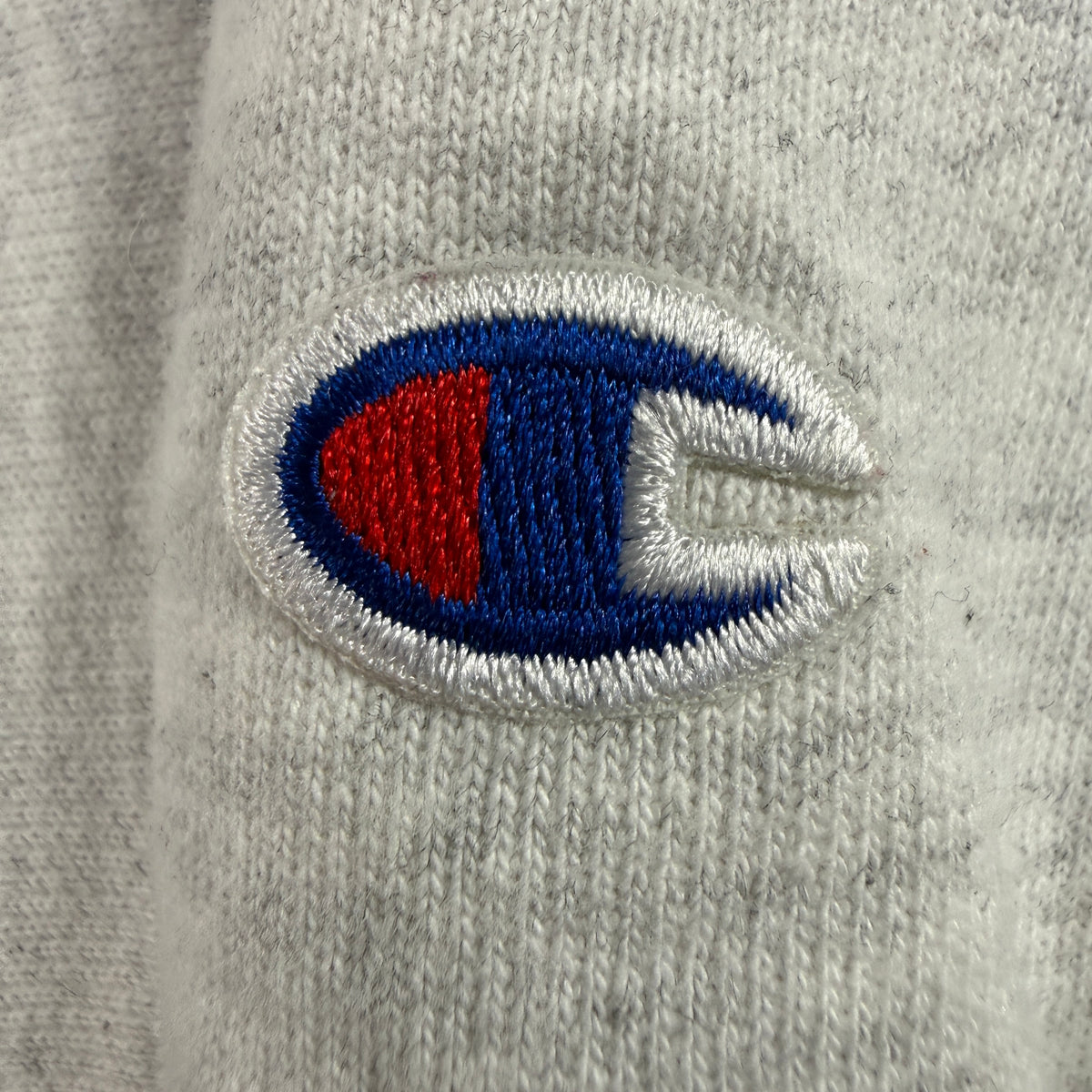 左袖の Champion Cロゴ刺繍