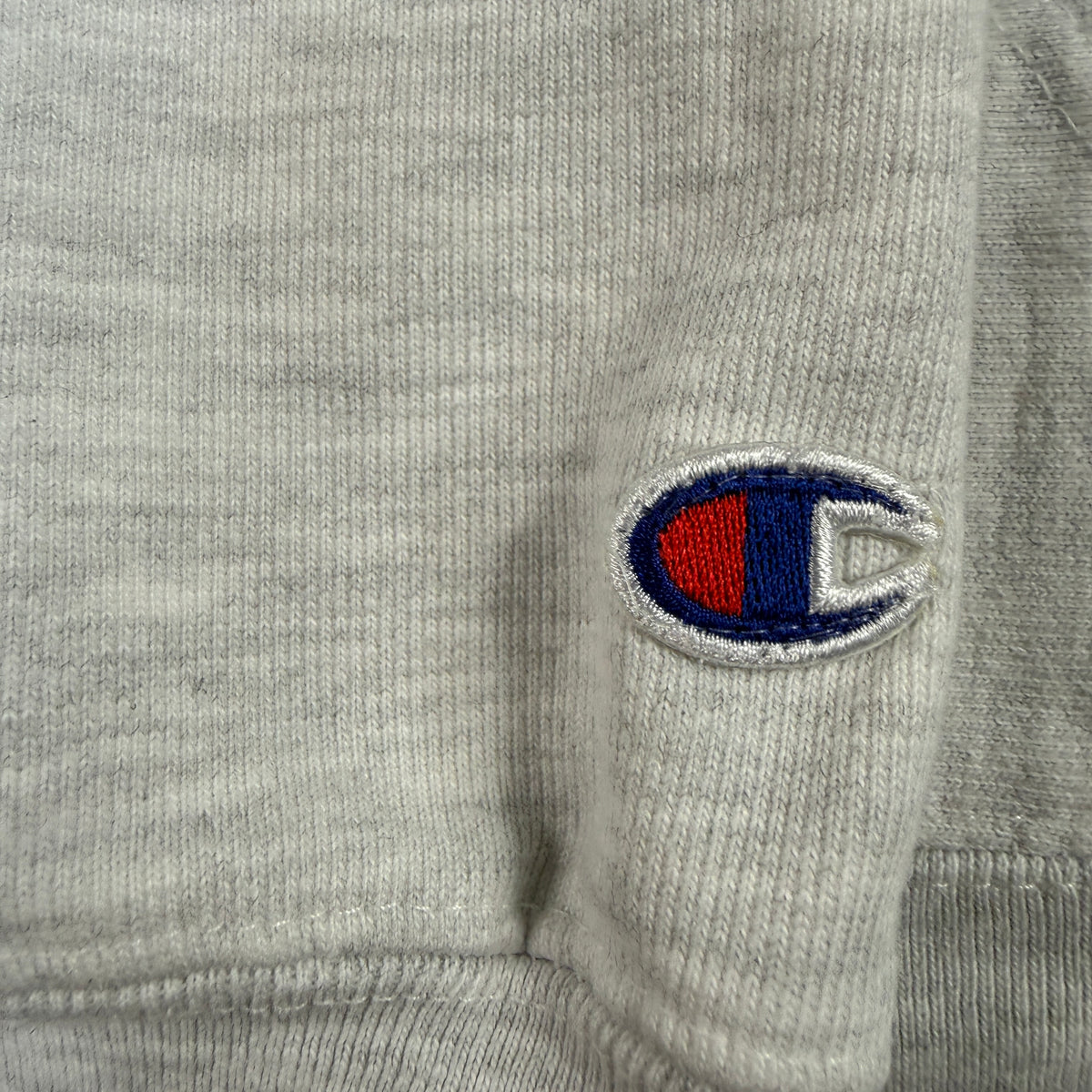 袖の Champion Cロゴ刺繍