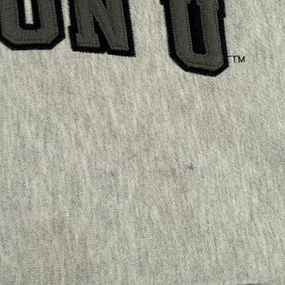 BOSTON U 布アップリケ 寄り（文字の下に小さな青い点）