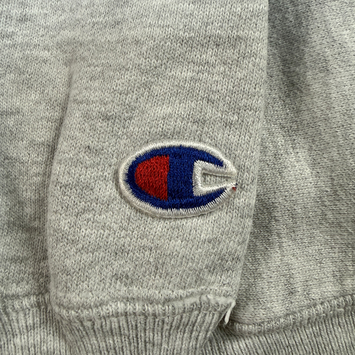 左袖の Champion Cロゴ刺繍