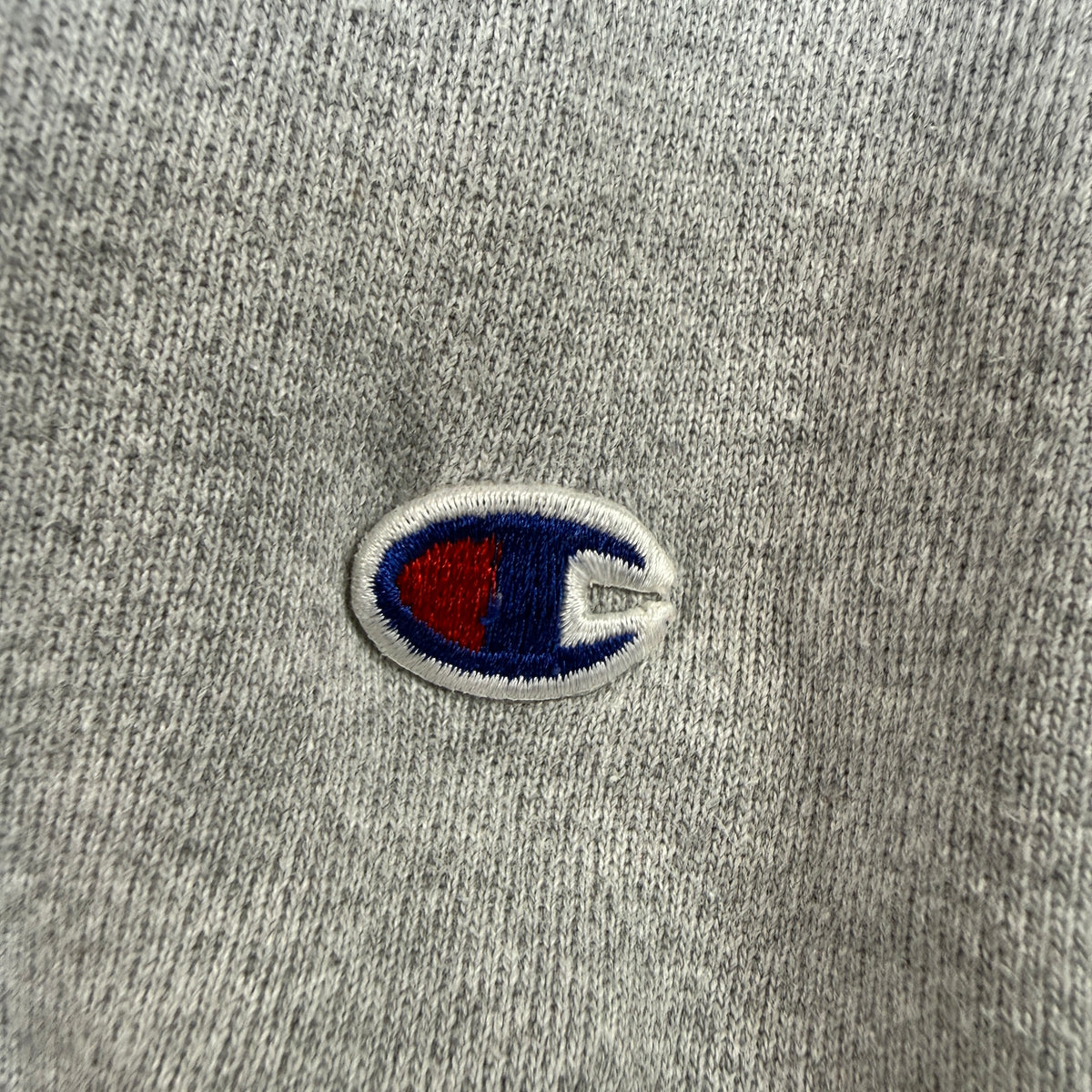 左袖の Champion Cロゴ刺繍