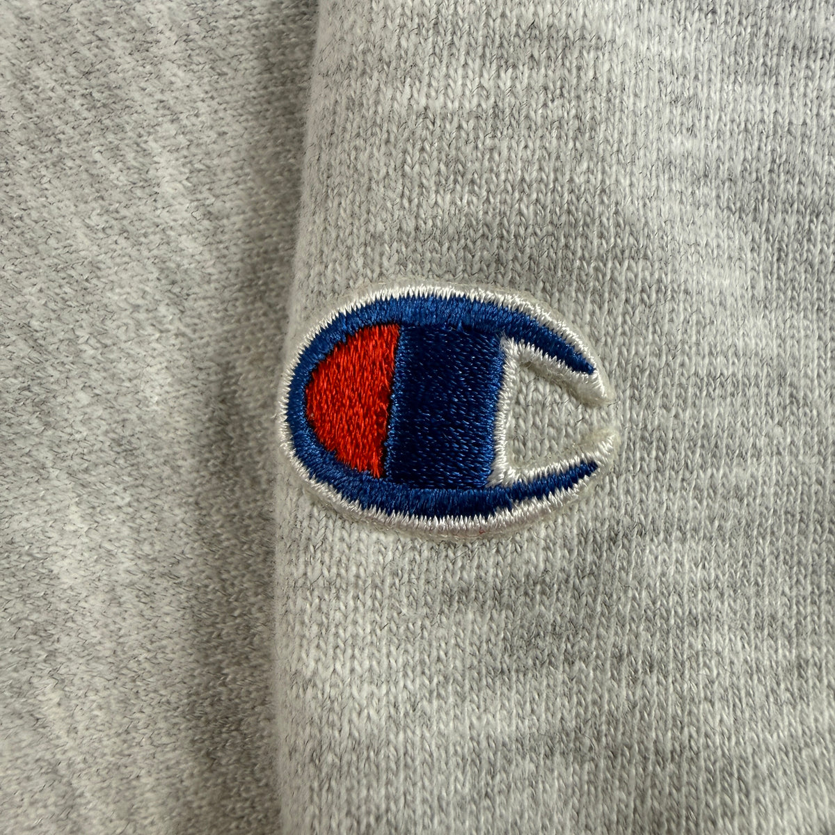左袖の Champion Cロゴ刺繍