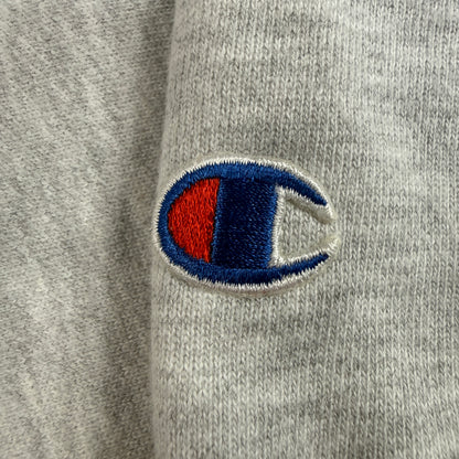 左袖の Champion Cロゴ刺繍