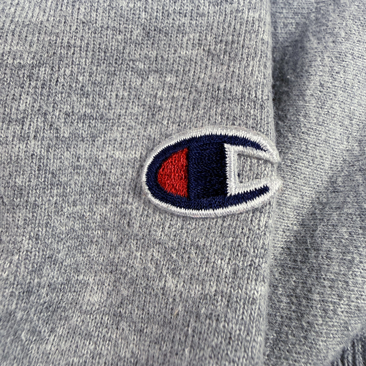 左袖の Champion Cロゴ刺繍