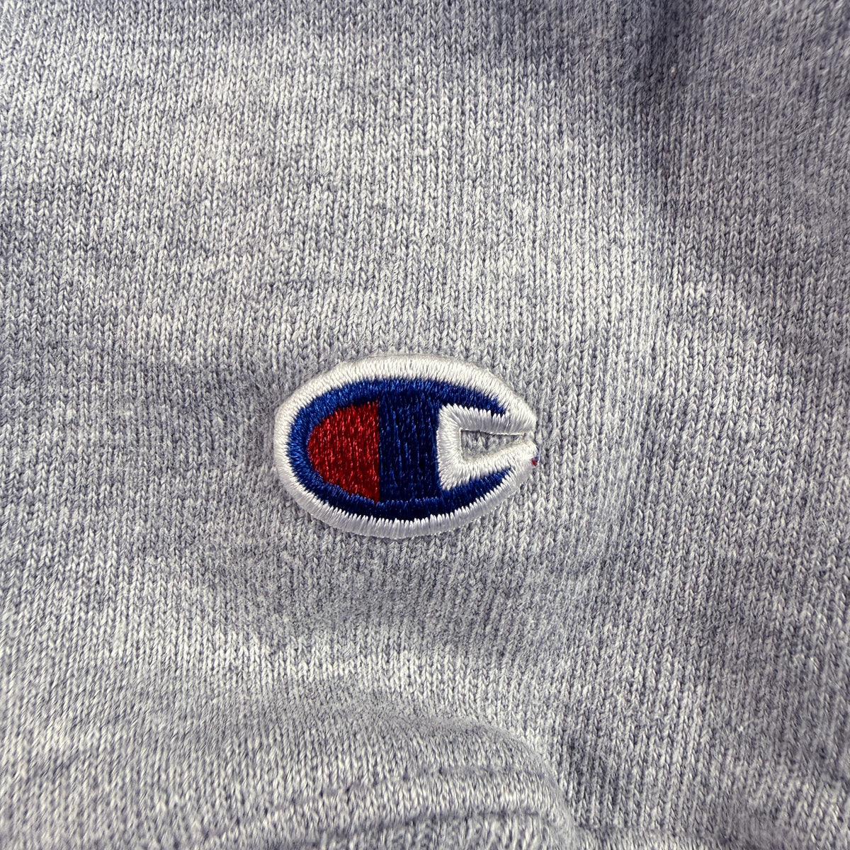 左袖の Champion Cロゴ刺繍