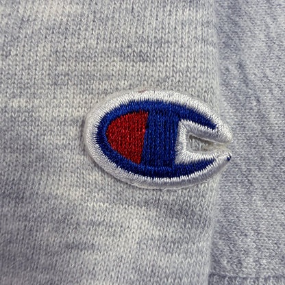 左袖の Champion Cロゴ刺繍 寄り