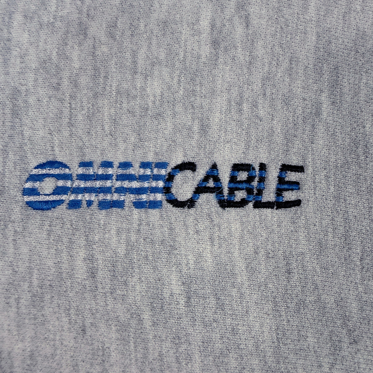 OMNICABLE 企業ロゴ刺繍 寄り