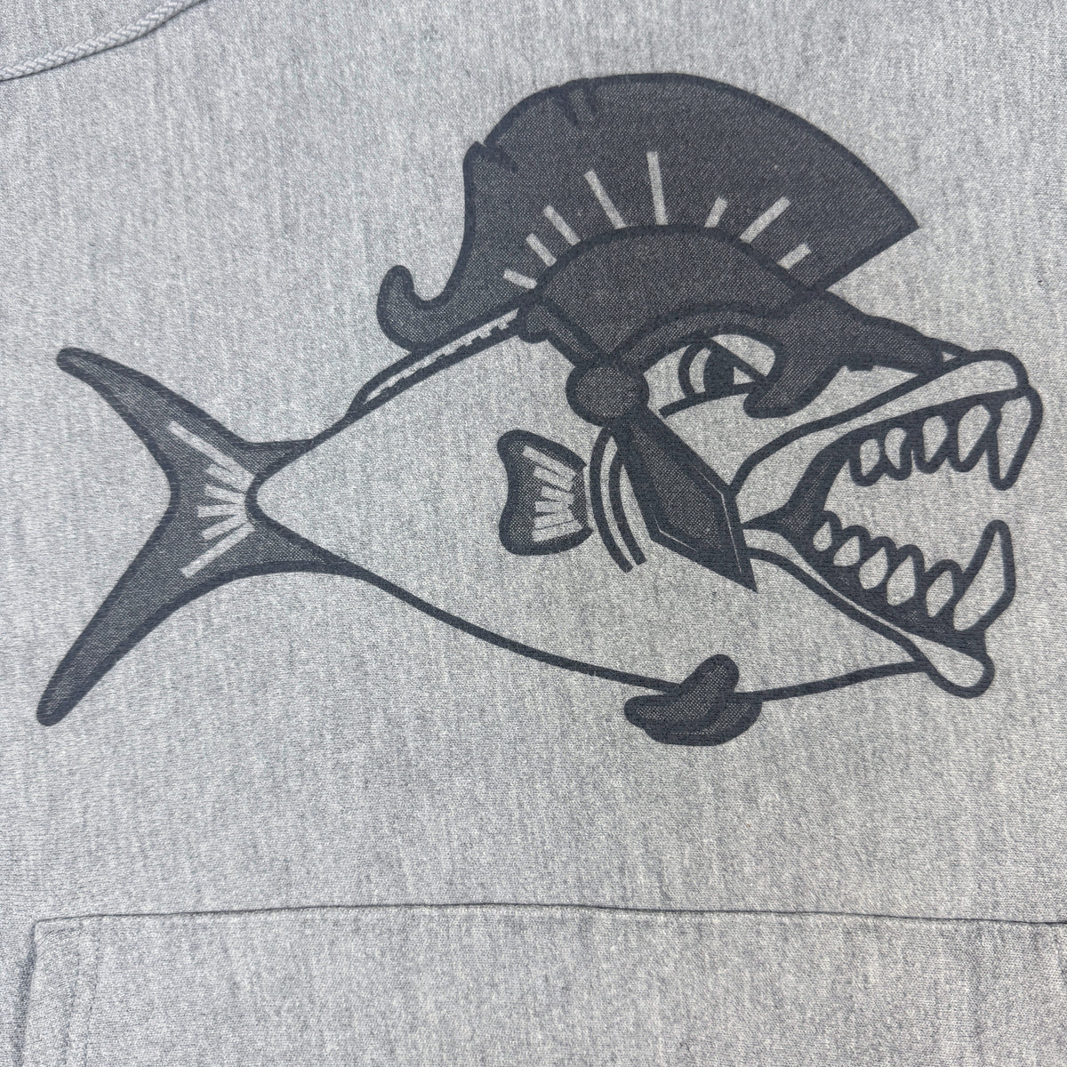兜をかぶった魚のプリント