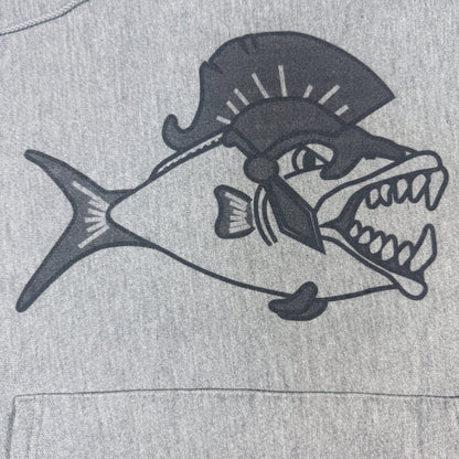 兜をかぶった魚のプリント