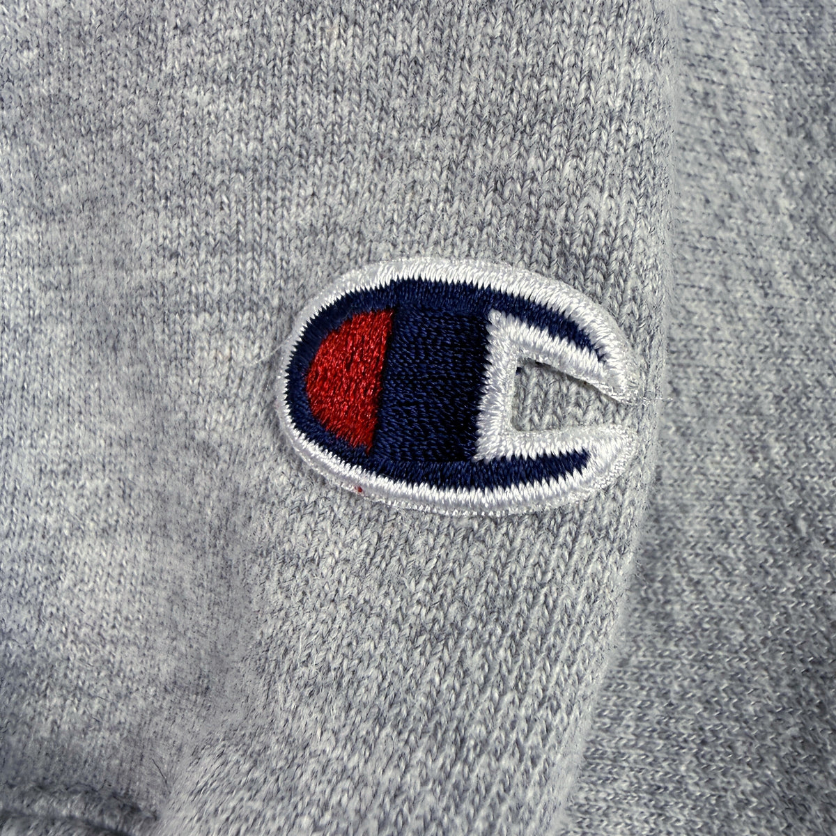左袖の Champion Cロゴ刺繍