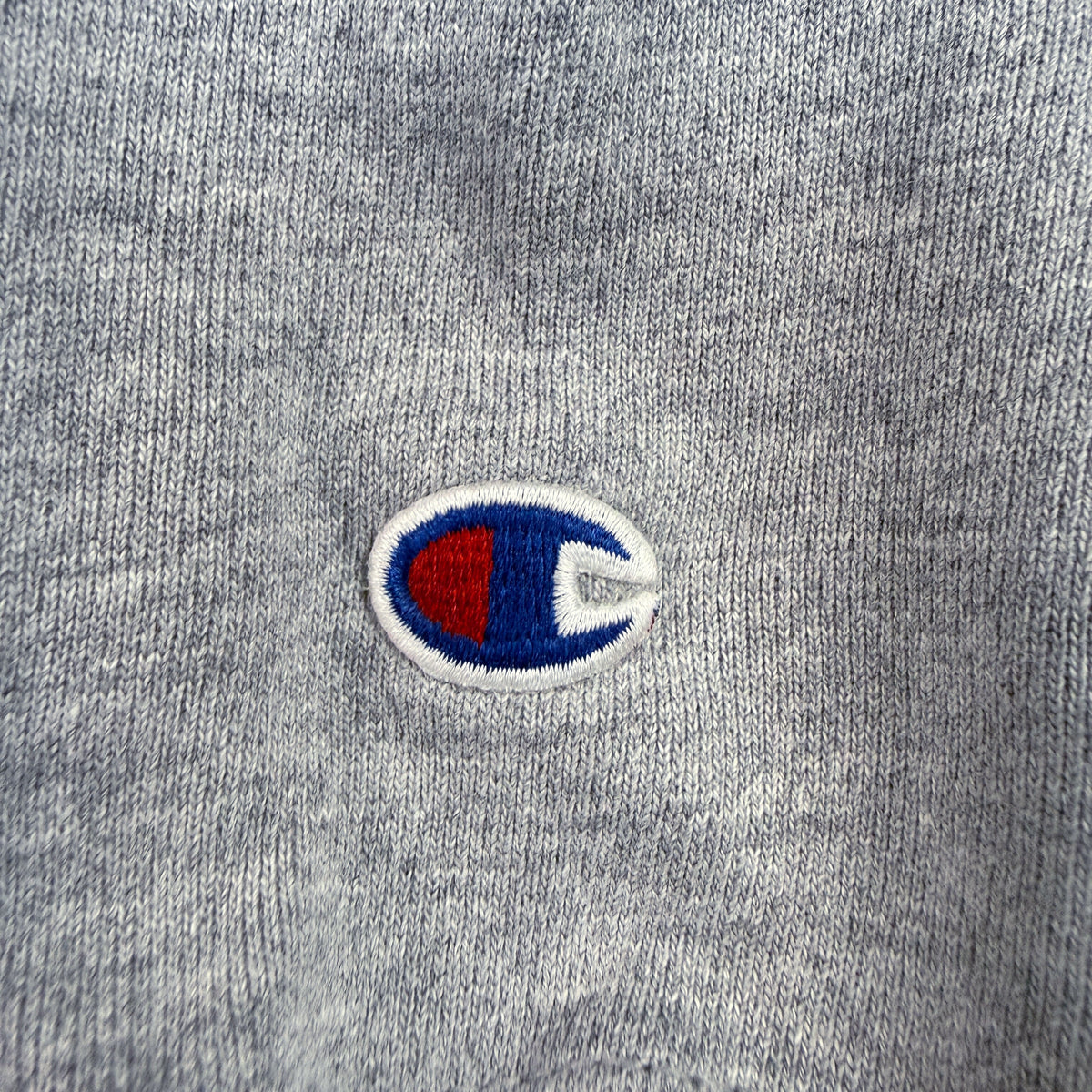 左袖の Champion Cロゴ刺繍