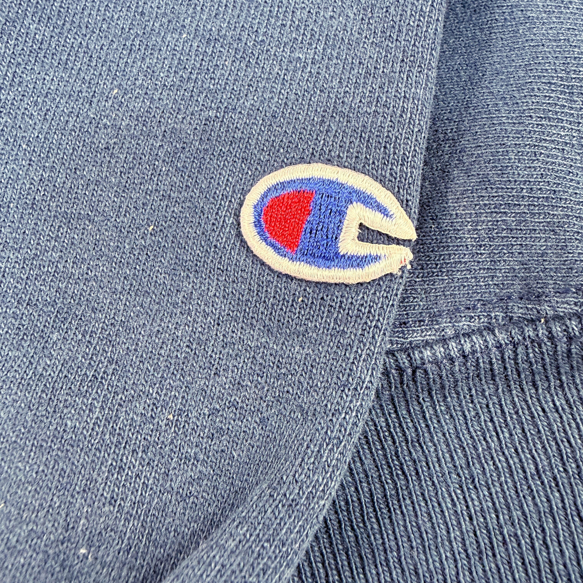 左袖の Champion Cロゴ刺繍