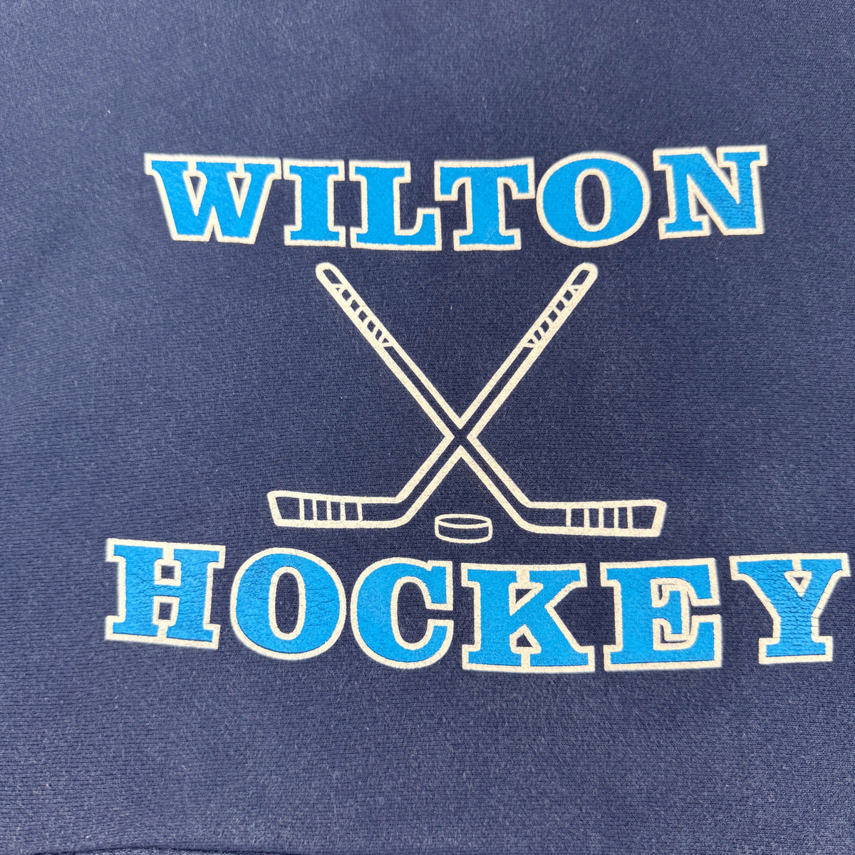 WILTON HOCKEY と交差したホッケースティックのプリント 寄り