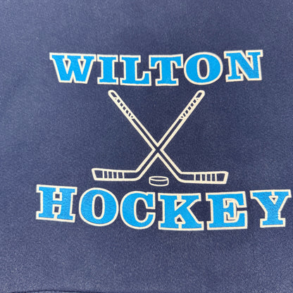 WILTON HOCKEY と交差したホッケースティックのプリント 寄り
