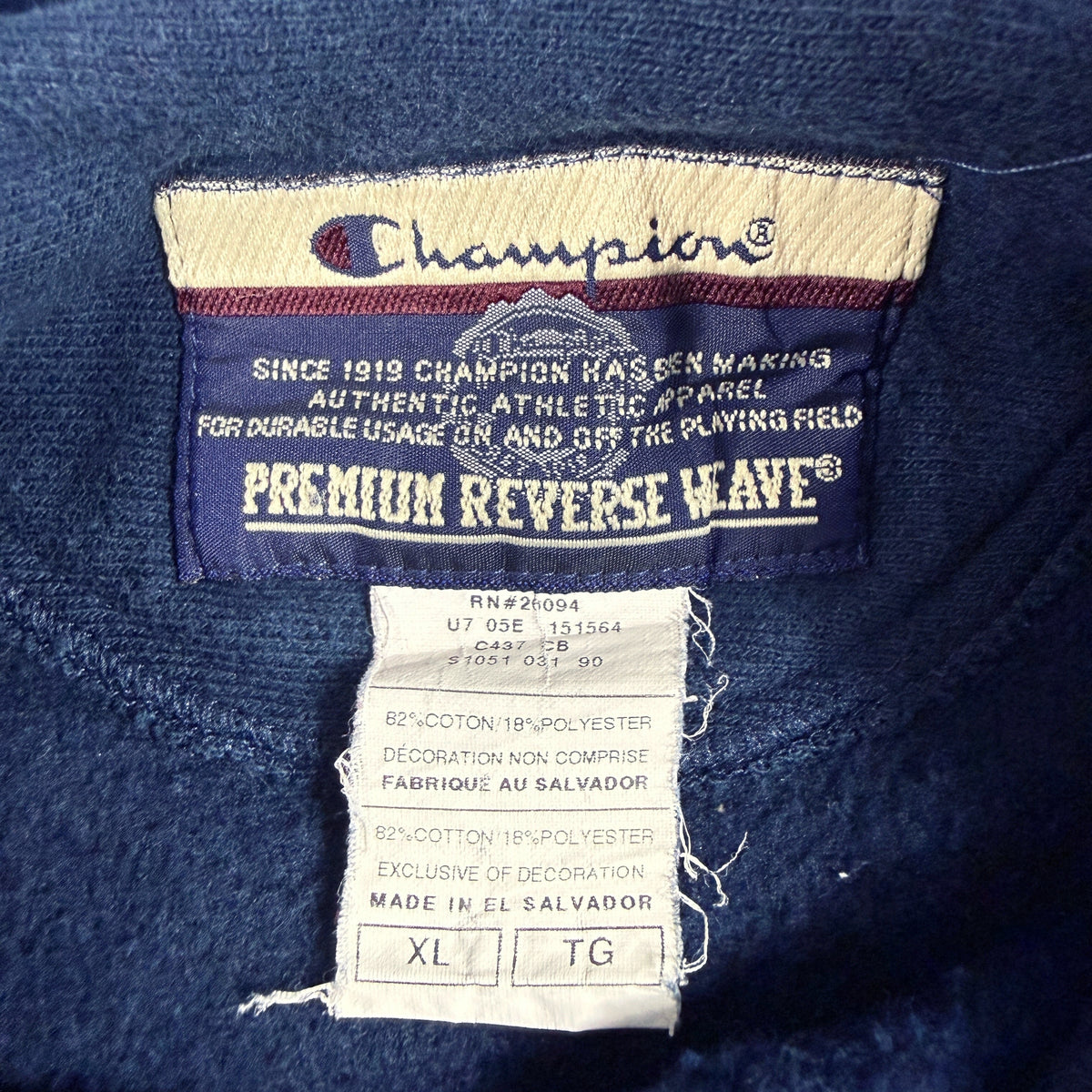 首元の Champion PREMIUM REVERSE WEAVE タグ