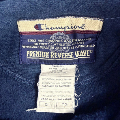 首元の Champion PREMIUM REVERSE WEAVE タグ