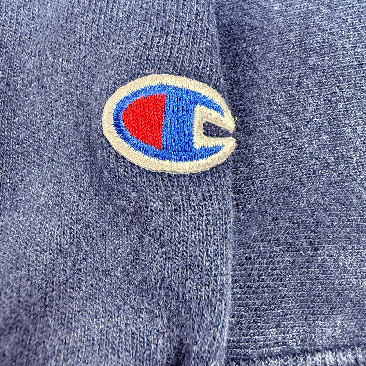 左袖の Cロゴ刺繍