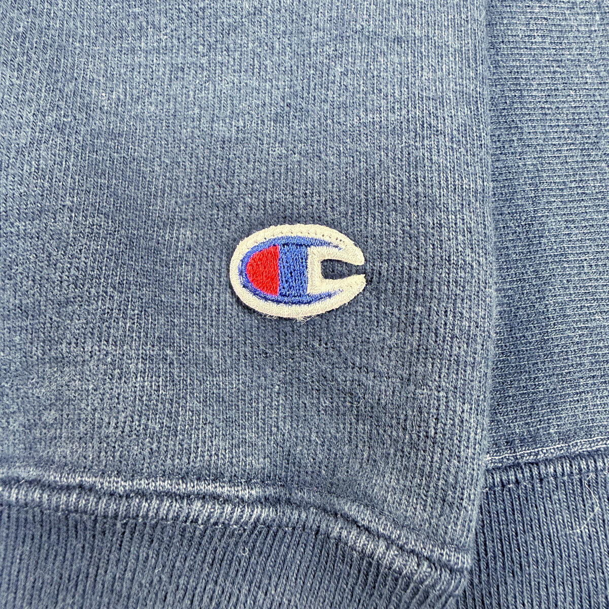 左袖の Cロゴ刺繍