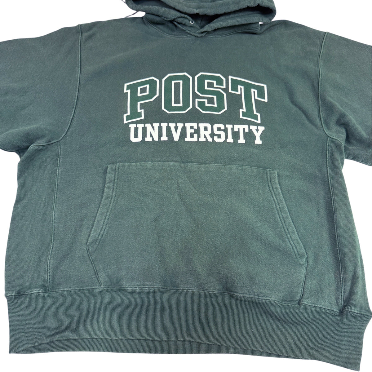 胸の POST UNIVERSITY プリント 上半身