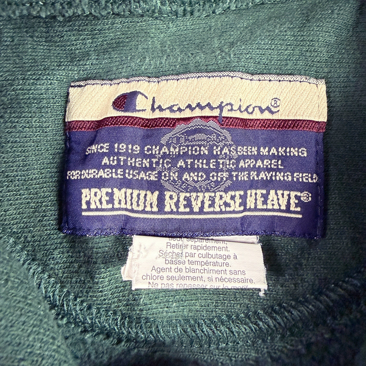 首元の Champion PREMIUM REVERSE WEAVE タグ