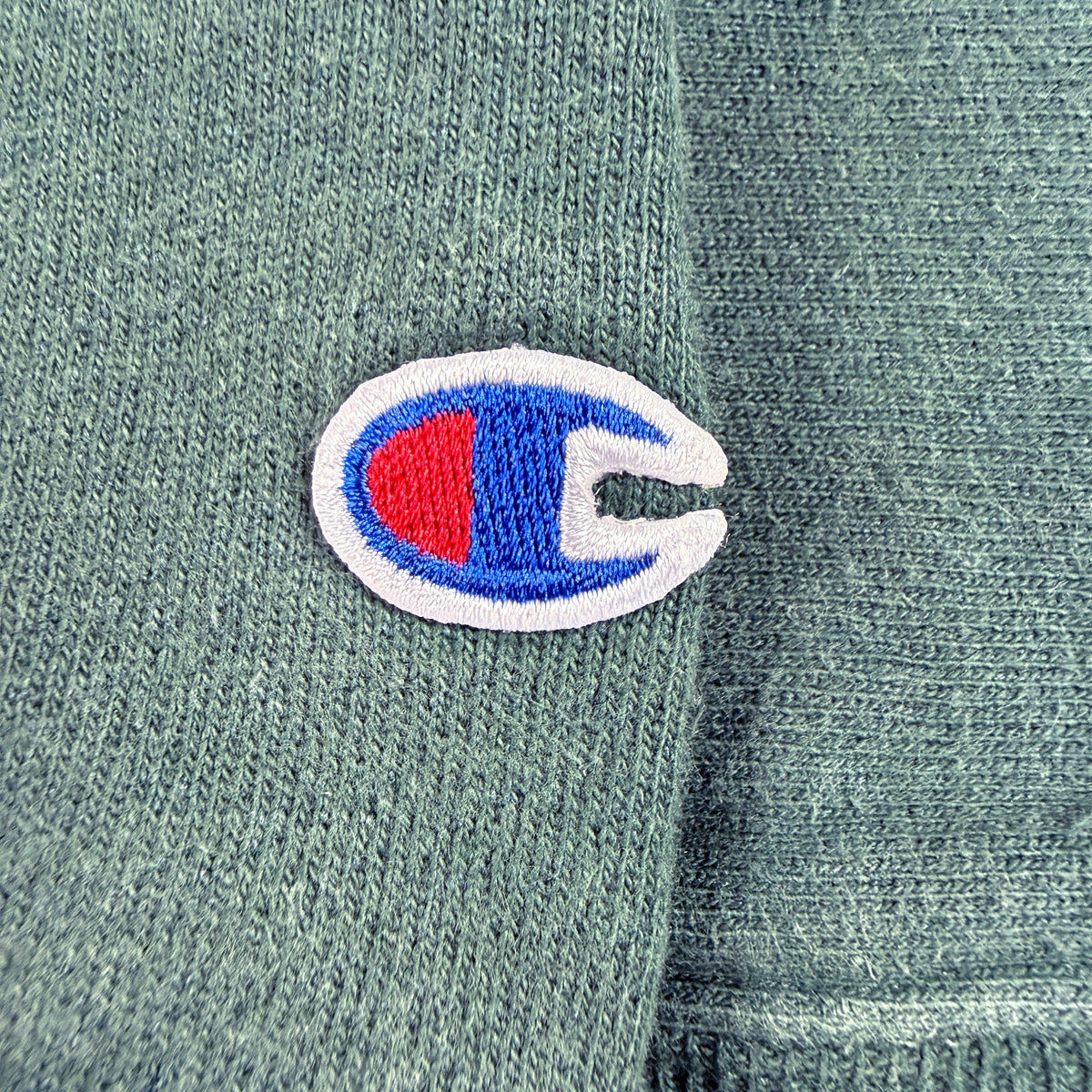 左袖の Cロゴ刺繍