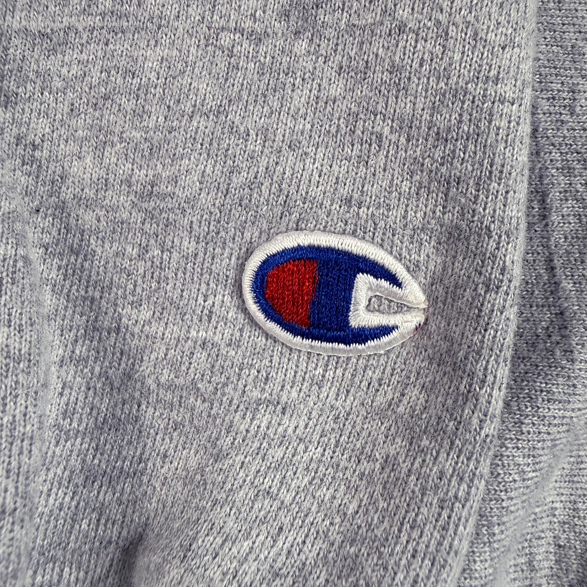 左袖の Cロゴ刺繍