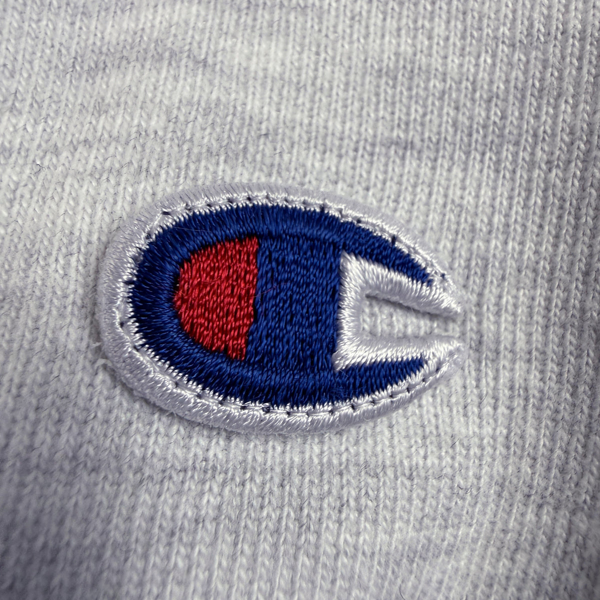 左袖の Cロゴ刺繍