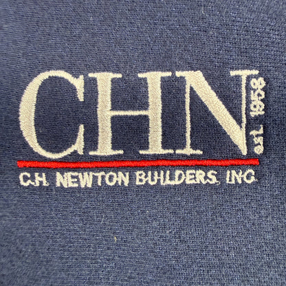 左胸のロゴ刺繍 CHN est.1958 C.H. NEWTON BUILDERS, INC. 寄り