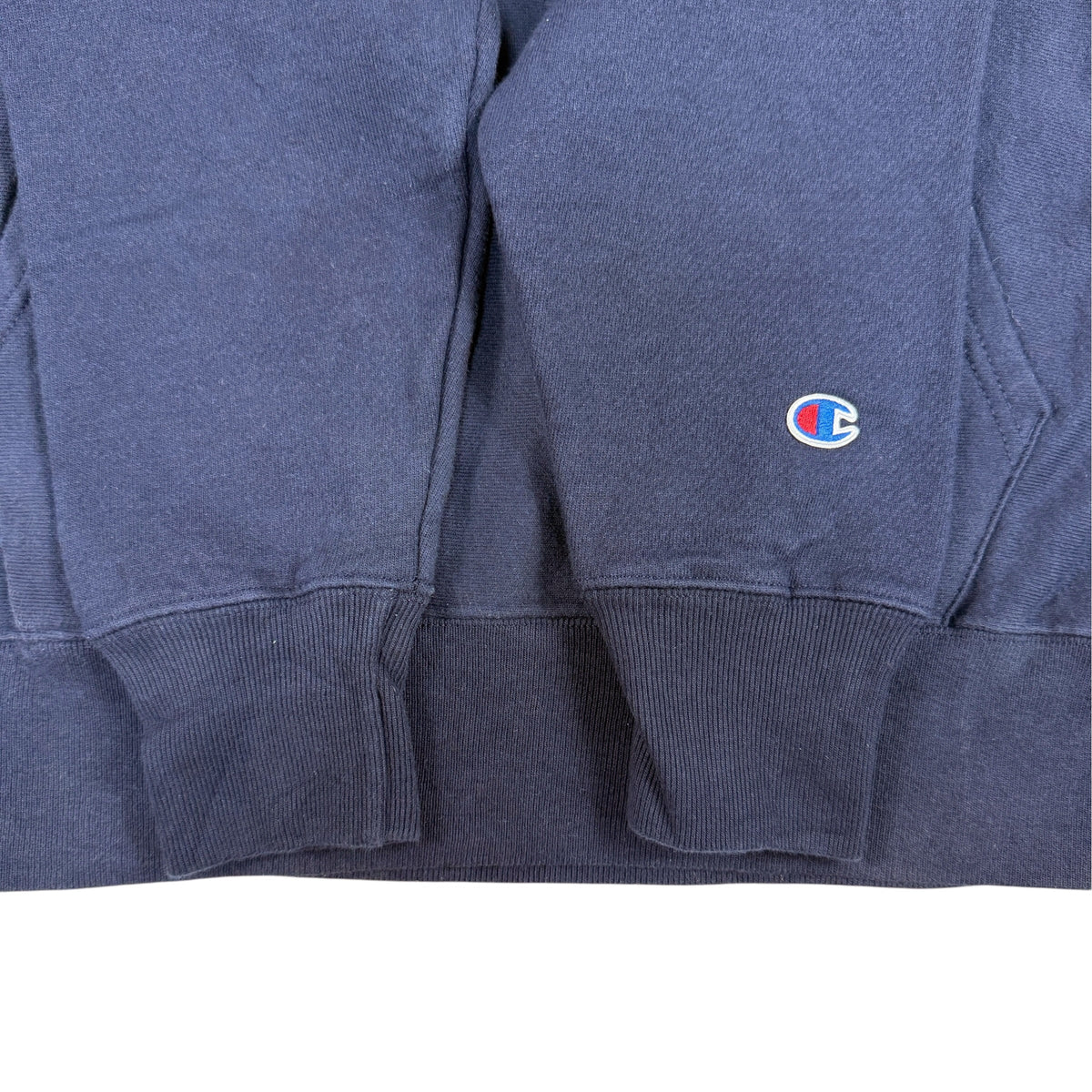 左袖のChampion Cロゴ刺繍