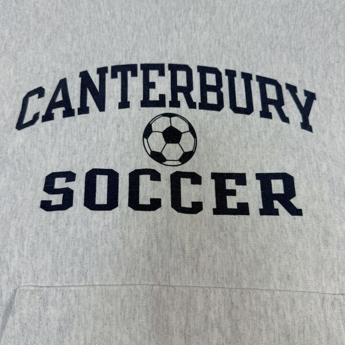 胸のプリント CANTERBURY SOCCER とサッカーボール 寄り