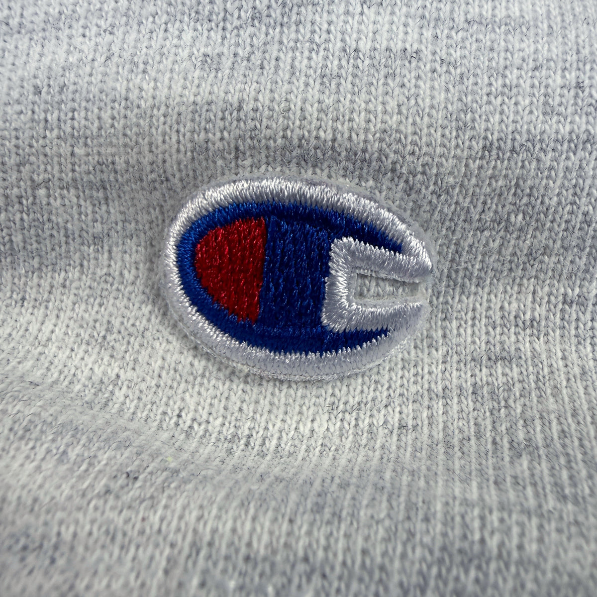 左袖のChampion Cロゴ刺繍
