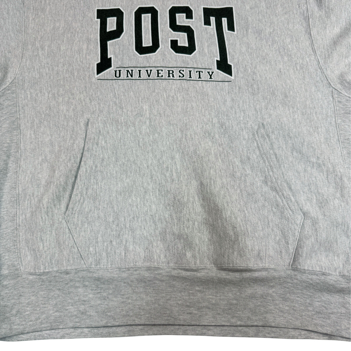 胸のプリント POST UNIVERSITY とカンガルーポケット