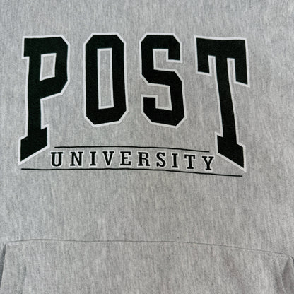 胸のプリント POST UNIVERSITY 寄り
