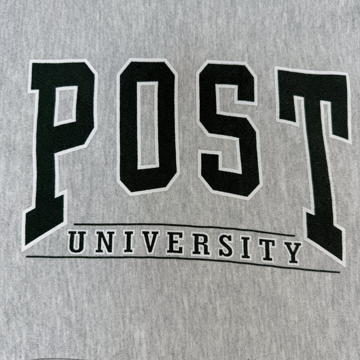 胸のプリント POST UNIVERSITY グリーン・白・黒 寄り