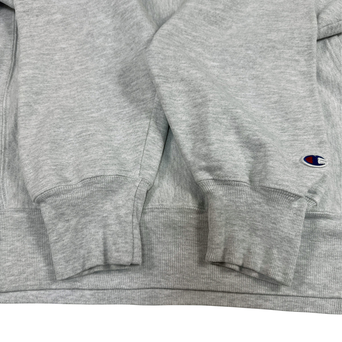 左袖のChampion Cロゴ刺繍と袖口