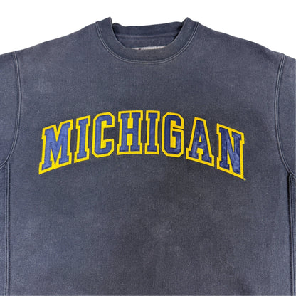 胸のMICHIGANのアップリケ 上半身